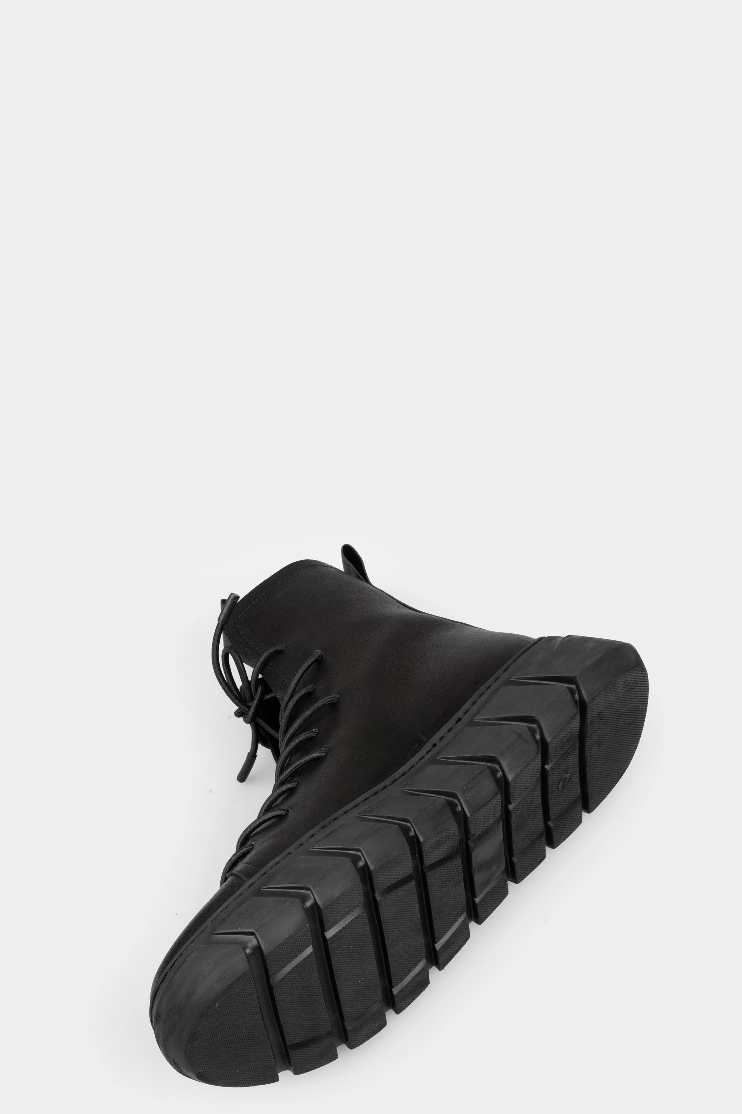 Laced calf leather sneakers