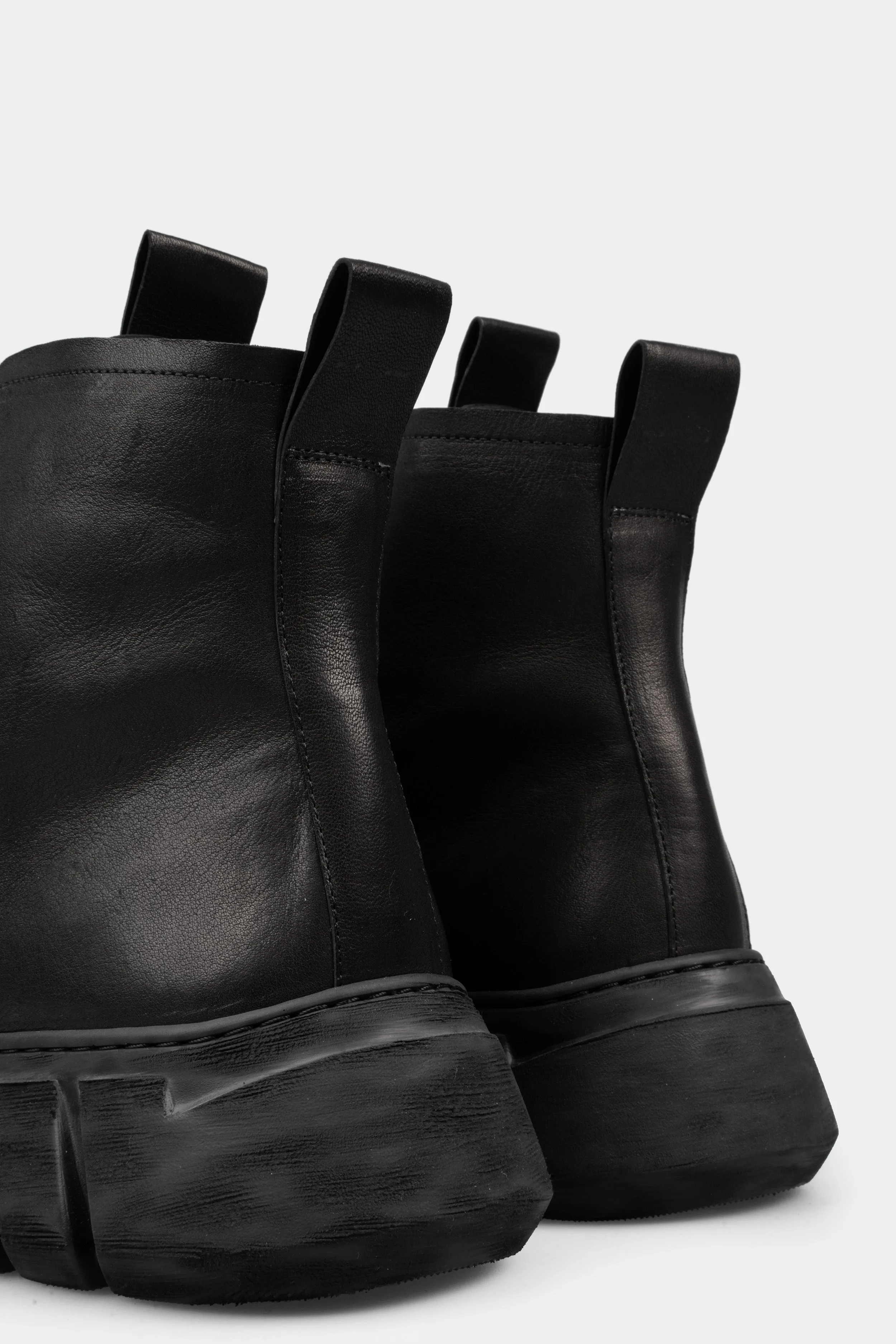 Laced calf leather sneakers